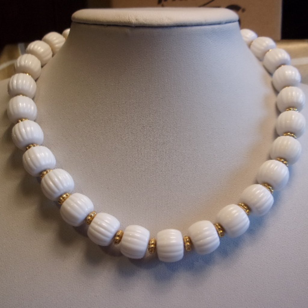 Vintage Trifari White Bead Choker Necklace 13$